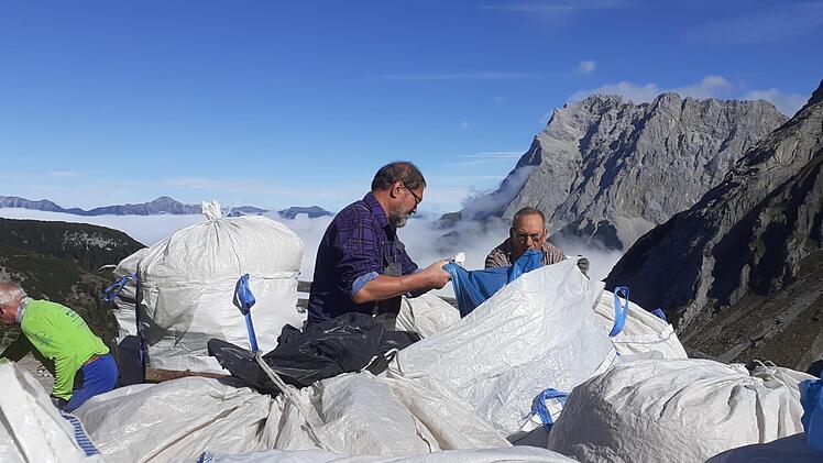 Das H&uuml;ttenteam (von links): H&uuml;ttenwirt J&uuml;rgen Schranz, Werner Kaiser, Erich W&uuml;st, "Lui" M&uuml;ller, Frank P&auml;ckert, Guido Berner, Edwin Ramm, Walter H&ouml;rath und Dieter Reuss.