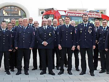 Mit den Feuerwehrehrenzeichen f&uuml;r 25 und 40 Dienstjahre wurden diese Aktiven im Schl&uuml;sselfelder Rathaus ausgezeichnet. Mit im Bild sind der Bamberger Landrat Hans Kalb (links) und B&uuml;rgermeister Johannes Krapp (rechts).