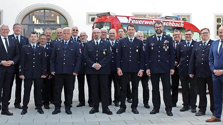 Mit den Feuerwehrehrenzeichen für 25 und 40 Dienstjahre wurden diese Aktiven im Schlüsselfelder Rathaus ausgezeichnet. Mit im Bild sind der Bamberger Landrat Hans Kalb (links) und Bürgermeister Johannes Krapp (rechts).