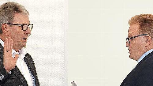 Herbert Ge&szlig;ner (links) wurde in der Sitzung des Ma&szlig;bacher Marktgemeinderates von B&uuml;rgermeister Matthias Klement als neues Mitglied des Gremiums vereidigt.