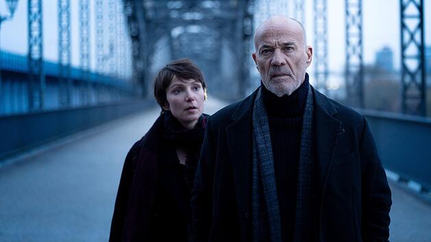 Arbeiten der ehemalige Kommissar Hagen Benz (Heiner Lauterbach) und Elena Weber (Julia Koschitz) von der Hamburger Mordkommission am selben Fall? Doch worum geht es überhaupt - und was will der mysteriöse Ex-Cop wirklich?