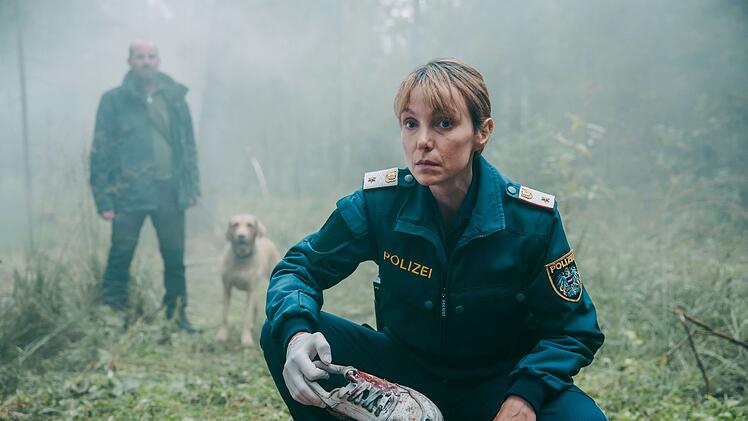 Als der Hund von Gruber (Matthias B&ouml;hm) einen blutbefleckten Sneaker aus dem Moor holt, ahnt Polizistin Pia Krauss (Julia Koschitz) B&ouml;ses ...