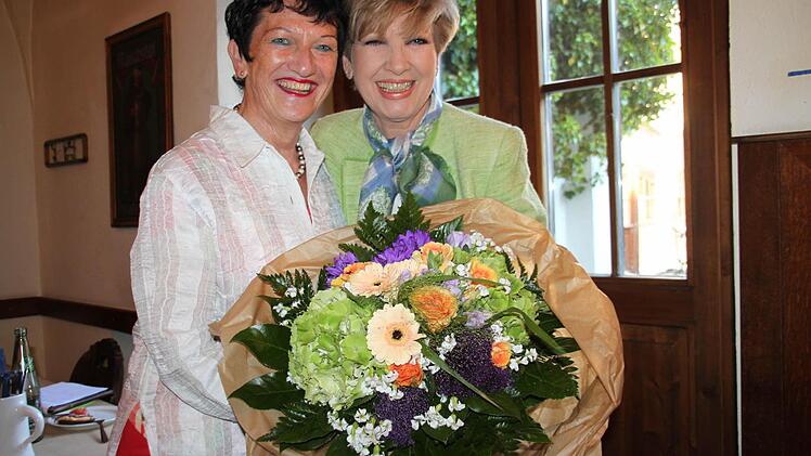 Landtagsabgeordnete Inge Aures überraschte Carolin Reiber mit einem Strauß Blumen. Foto: Stephan Stöckel.