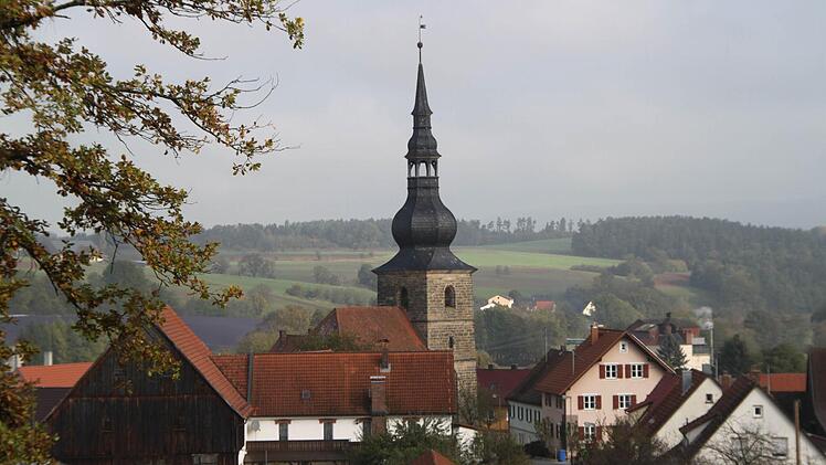 Hier soll die Kartschul' sein: in Hutschdorf mit seiner weithin zu sehenden Johanneskirche. Foto: Stephan Tiroch