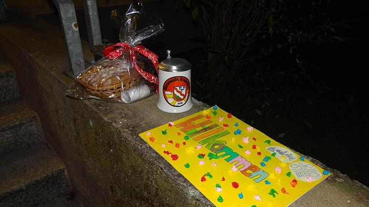 Die traditionellen Geschenke zum Einzug gab es vom Kirchenvorstand, und zwar: Brot und Salz. Die Blasmusik Kraisdorf überreichte einen Bierkrug und von den Kindern gab es ein Willkommensschild und einen Apfelbaum mit Früchten. Foto: Johanna Eckert