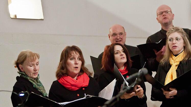 Ein stimmungsvolles Adventskonzert erlebten zahlreiche Zuhörer in der Heilig-Kreuz-Kirche. Zu den Mitwirkenden zählte der Coburger Projektchor "Ziemlich beste Stimmen". Foto: Jochen Berger
