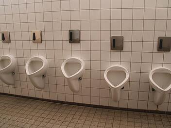 Die Urinale in der Jungentoilette der Neudrossenfelder Schule sind in verschiedenen Höhen angeordnet und werden nach den Pausen automatisch gespült. Mit den alten Fliesen keine schöne Sanitäranlage, aber zweckmäßig. Fotos: Sonja Adam