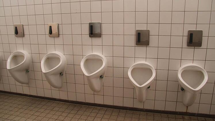 Die Urinale in der Jungentoilette der Neudrossenfelder Schule sind in verschiedenen Höhen angeordnet und werden nach den Pausen automatisch gespült. Mit den alten Fliesen keine schöne Sanitäranlage, aber zweckmäßig. Fotos: Sonja Adam