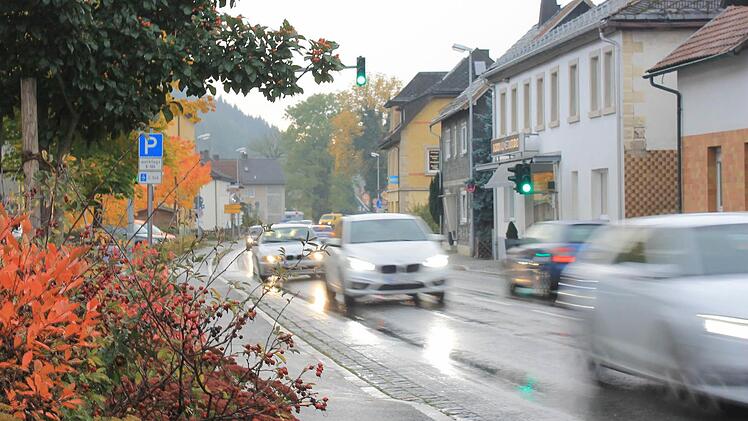 Die viel befahrene B 85 durch Pressig ist schon seit Jahrzehnten ein Streitthema im Ort. Einige Anwohner fordern schon lange vergeblich eine Ortsumgehung, um die Straße zu entlasten. Foto: Dominic Buckreus