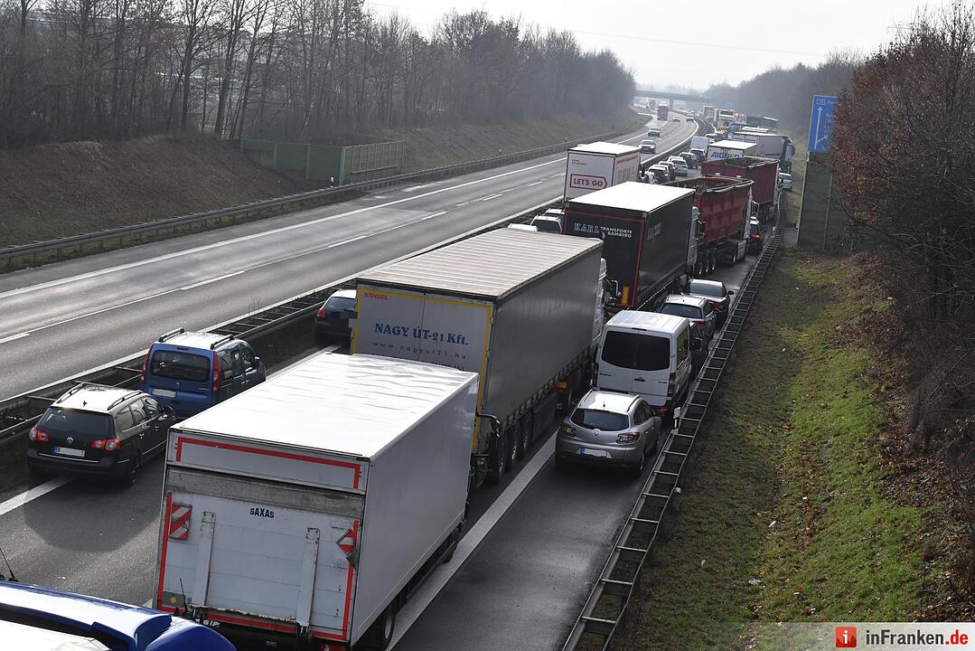 Lkw kippt auf A73 um - Autobahn in Richtung Nürnberg gesperrt