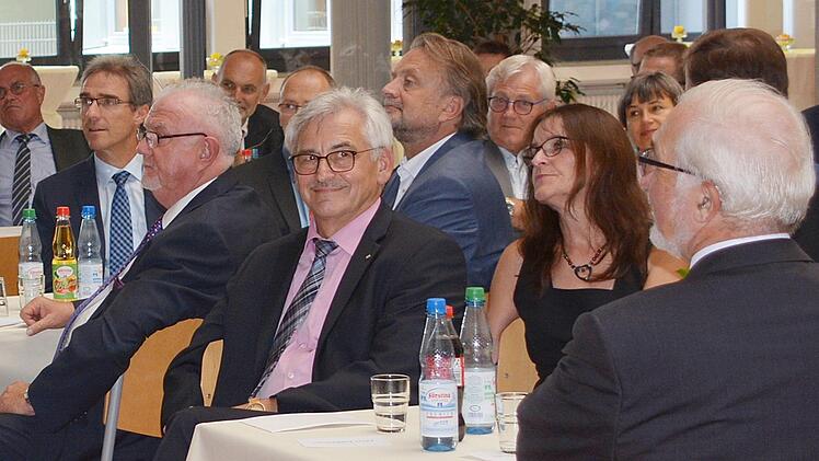 Der scheidende Schulleiter Kurt Haßfurter in der Aula der Jakob-Preh Berufsschule inmitten seiner Gäste.Hanns Friedrich