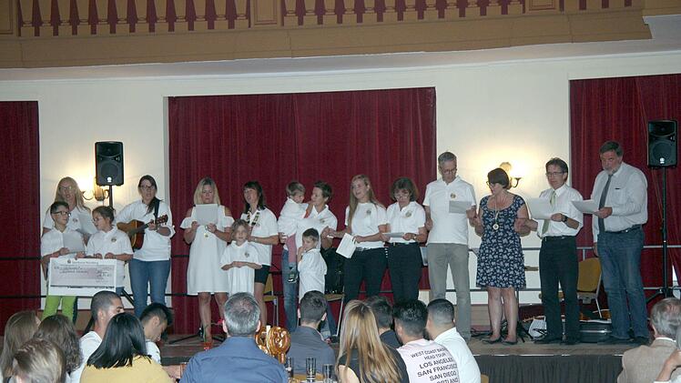 Zubza-Lied wird vorgetragen