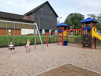 Der von engagierten Bürgern der Dorfgemeinschaft gestaltete Spielplatz in Brauersdorf wird zum Dorffest am Sonntag die Segnung erhalten und seiner Bestimmung übergeben. Einige Kinder haben schon mal probiert und großen Spaß gehabt.  Foto: K.- H. Hofmann