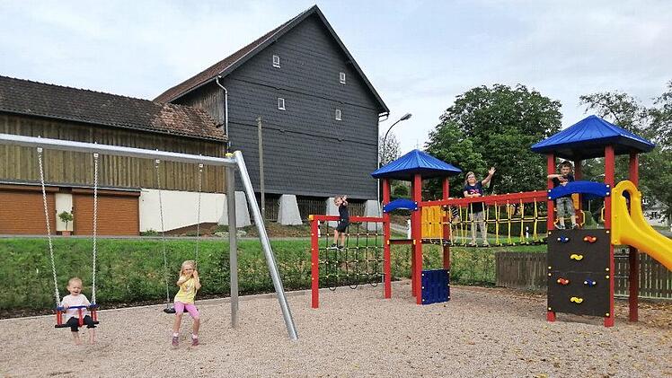 Der von engagierten Bürgern der Dorfgemeinschaft gestaltete Spielplatz in Brauersdorf wird zum Dorffest am Sonntag die Segnung erhalten und seiner Bestimmung übergeben. Einige Kinder haben schon mal probiert und großen Spaß gehabt.  Foto: K.- H. Hofmann