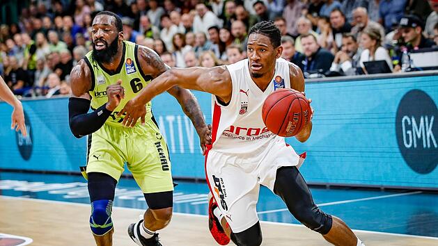 Der Bamberger Kameron Taylor (rechts) zieht am Bayreuther Lucious "Lucky" Jones vorbei und erzielt zwei seiner 25 Punkte. Daniel L&ouml;b