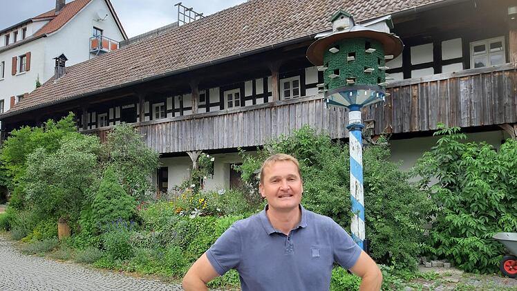 Bauherr Christian Schneider vor dem langen Kasten mit seiner wunderschönen offenen Galerie. Nach der Sanierung sind in den Räumen öffentliche Veranstaltungen und Ausstellungen geplant.