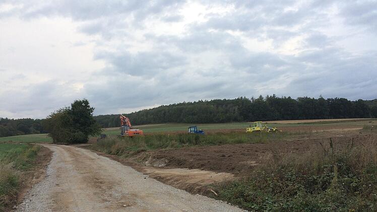 Zwischen Rattelsdorf und Unterbrunn haben die Kampfmittelräumungen stattgefunden. Jetzt werden noch Feldwege erneuert.  Foto: Stefan Fößel