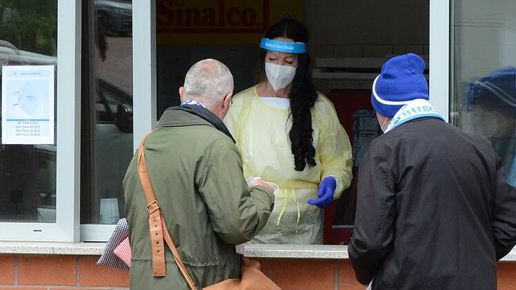 An der"Snack Bar" war viel los. Statt Wurst gab es Coronatests.