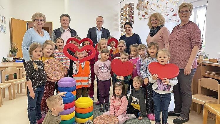 Große Freude bei den Kindern im katholischen Kindergarten St. Elisabeth über die Spende von Stapelsteinen. Hinten von links Herta und Gerhard Burkert-Mazur („1000 Herzen“), Bürgermeister Thomas Löffler, Ulrike Fröba (Kinderpflegerin), Anne Wicklein (Kindergartenleitung) und Kerstin Grüdl (Assistenzkraft)