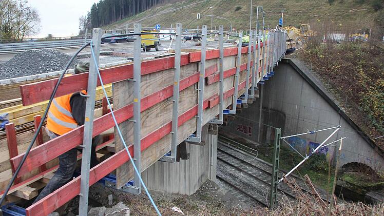 Die Bahnbrücke wird saniert. Foto: Friedwald Schedel