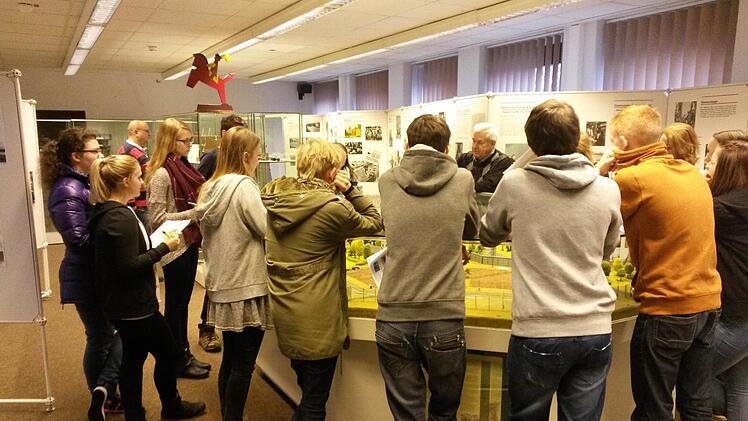 In der Informationsstelle über die Teilung Deutschlands konnten sich die Jugendlichen aus Thüringen und Franken ein Bild davon machen, wie die unmenschliche Grenze ihre Heimat einst geteilt hat. Fotos: Regionalmanagement