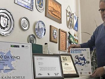 Heinz Tischler hat die Volkshochschule und ihre Partner bei vielen europäischen Projekten begleitet. Die Urkunden in seinem Büro erinnern daran. Foto: Marco Meißner