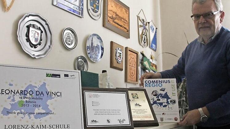 Heinz Tischler hat die Volkshochschule und ihre Partner bei vielen europäischen Projekten begleitet. Die Urkunden in seinem Büro erinnern daran. Foto: Marco Meißner