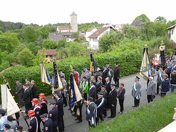 Mit Fahnen und einem Festzug gedenken die Mitglieder der gefallenen Soldaten. Fotos: privat