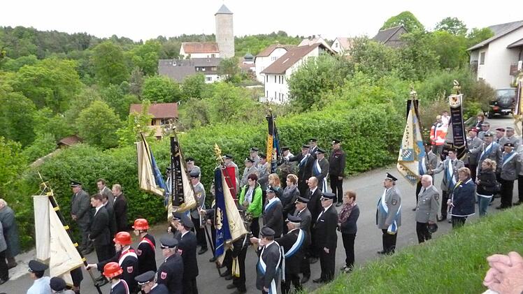 Mit Fahnen und einem Festzug gedenken die Mitglieder der gefallenen Soldaten. Fotos: privat