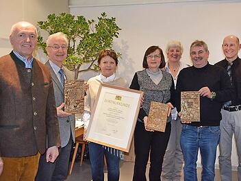 Urkunden und Erinnerungstafeln gab es für die drei Sieger des Wettbewerbs "Unser Friedhof - Ort der Würde, Kultur, und Natur." bei der Jahresversammlung des Kreisverbandes für Gartenbau und Landespflege Rhön-Grabfeld in Wülfershausen. Unser Bild zeigt von links: Gerd Schmitt, Zweite Bürgermeisterin Rita Rösch, Carola Städtler, Jurymitglied Rosina Eckert, Otto Summ und Landschaftsfachberater Georg Hansul.  Text/Foto: Hanns Friedrich