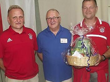 Die stärkste örtliche Wandergruppe stellte der FC Bayern-Fanclub Leßbachtal-Weißenbrunn (hier vertreten durch Jürgen Karl und stellvertretenden Fanclubleiter Bernd Brünnecke), sie wurde vom Vorsitzenden Uwe Ossmann (Bildmitte) mit einem Präsentkorb honoriert.