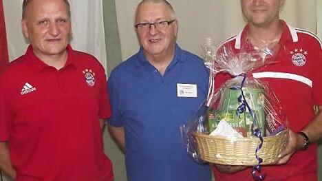 Die stärkste örtliche Wandergruppe stellte der FC Bayern-Fanclub Leßbachtal-Weißenbrunn (hier vertreten durch Jürgen Karl und stellvertretenden Fanclubleiter Bernd Brünnecke), sie wurde vom Vorsitzenden Uwe Ossmann (Bildmitte) mit einem Präsentkorb honoriert.