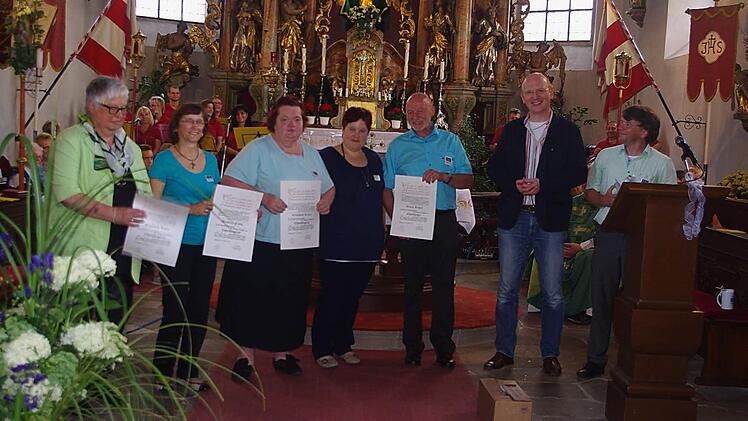 NGL-Di&ouml;zesanreferent Tobias L&uuml;bbers (zweiter von rechts) zeichnete die noch aktiven Gr&uuml;ndungsmitglieder (von links) Elisabeth Kopp, Barbara Fr&ouml;ba, Elisabeth Kraus, Monika Urban, Georg Kestel sowie Martin F&ouml;rtsch (rechts) aus.  Foto: Heike Sch&uuml;lein