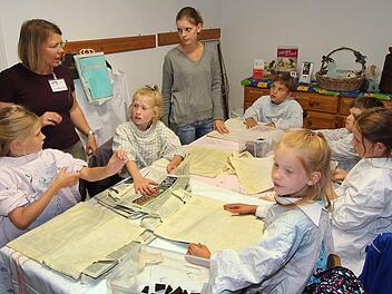 Schloss Aschach besuchten die Kinder des Ferienprogramms des Generationenetzes und der Arbeiterwohlfahrt. In der Schlossmühle durften sie unter Anleitung von Museumspädagogin Susanne Bocklet (links im Hintergrund) Stofftaschen herstellen.  Foto: Dieter Britz
