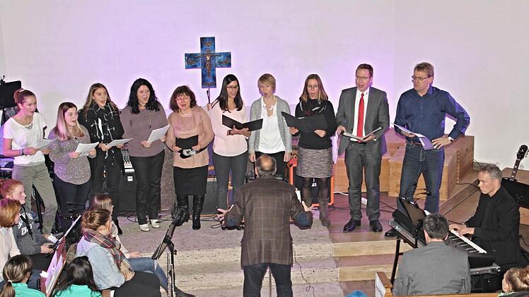 Der Lehrerchor bot gesangs- und altersmäßig einen Kontrast zu den jungen Sängerinnen und Sängern der Schule. Foto: Helmut Will