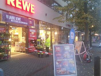 Am Montag  ist es zu einem Goßeinsatz der Feuerwehr in einem Forchheimer Supermarkt gekommen. Foto: Roland Betz