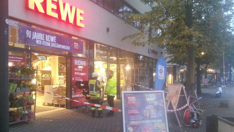 Am Montag  ist es zu einem Goßeinsatz der Feuerwehr in einem Forchheimer Supermarkt gekommen. Foto: Roland Betz