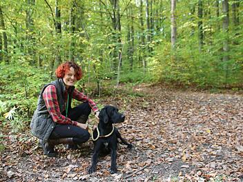Iris Heid mit ihrem Hund im Wald. Sie hat ihr "Gr&uuml;nes Abitur" gemacht. Markus Behringer