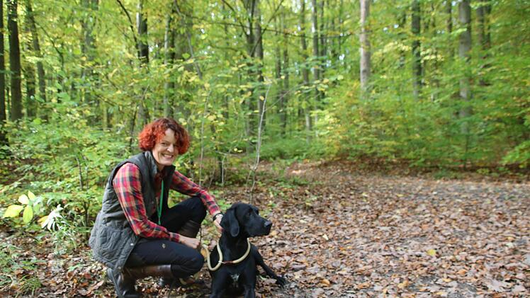 Iris Heid mit ihrem Hund im Wald. Sie hat ihr "Gr&uuml;nes Abitur" gemacht. Markus Behringer
