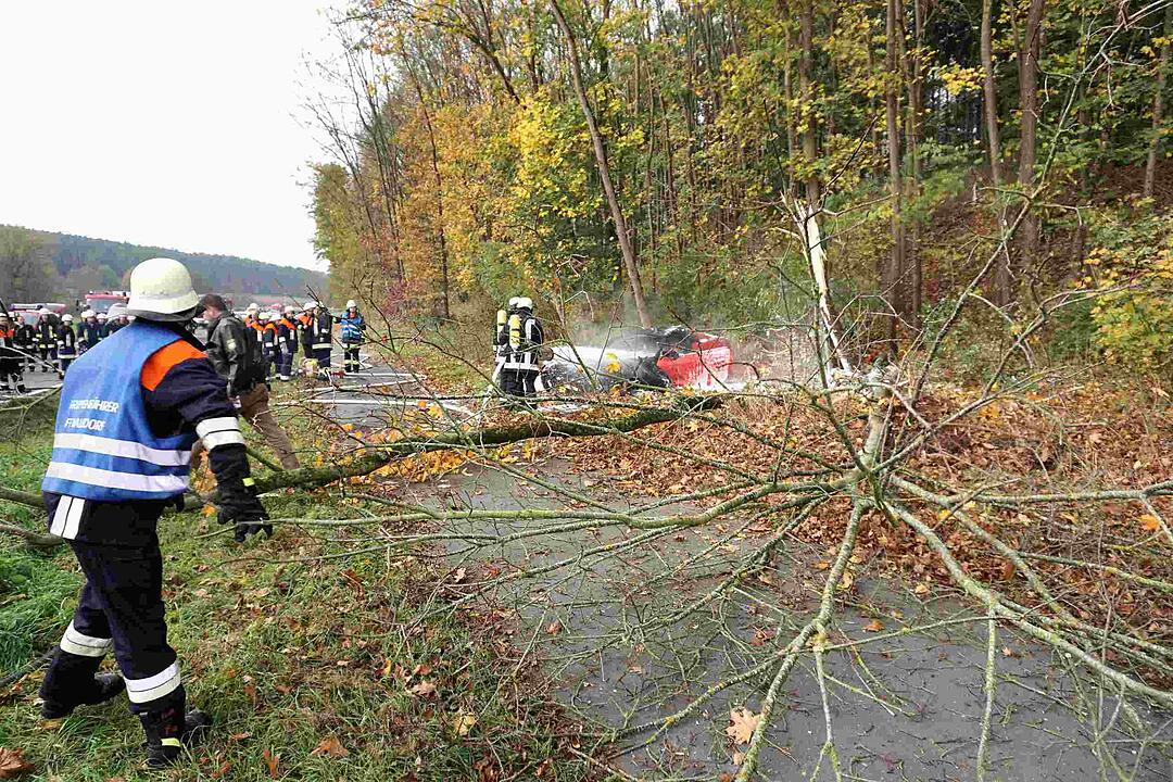 Unfall bei Neundorf - Corvette kommt von Straße ab