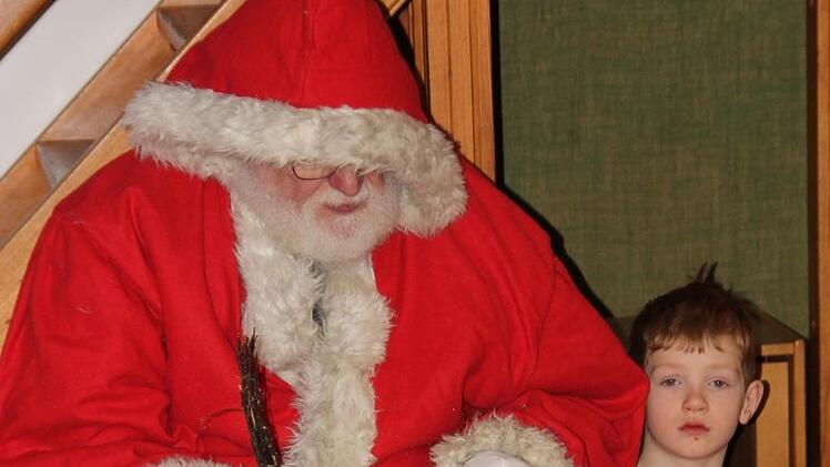 Der Nikolaus las, und der kleine Jonathan hörte zu.