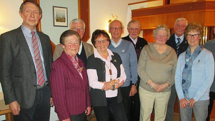 Alfred Jeurink (l.) und Günter Dittmar dankten den Langjährigen für 25Jahre Mitgliedschaft (v. l.) Waltraud und Frieder Barth, Helga und Hermann Feiler, Günther und Elisabeth Kress, Karl Reith und Antonia Greinwald.Winfried Ehling
