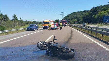 Auf der Autobahn haben sich am Wochenende dramatische Szenen abgespielt. Durch ein auffahrendes Auto schleuderte ein Motorrad gegen die Mittelleitplanke. Dabei kam ein 13-Jähriger ums Leben.  Foto: Polizei