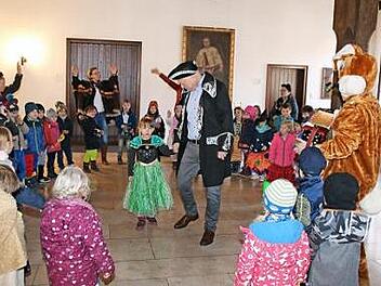 Bürgermeister Helmut Blank tanzt im Rathaus mit Emilia inmitten der Kinder.  Foto: Thomas Malz