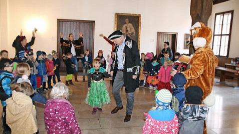 Bürgermeister Helmut Blank tanzt im Rathaus mit Emilia inmitten der Kinder.  Foto: Thomas Malz