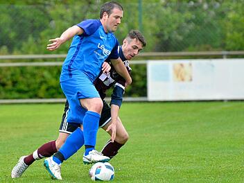 Die Walsdorfer um Spielertrainer Marcel Kutzelmann (links) lie&szlig;en dem SV Wachenroth keine Chance. Foto: Picturedreams