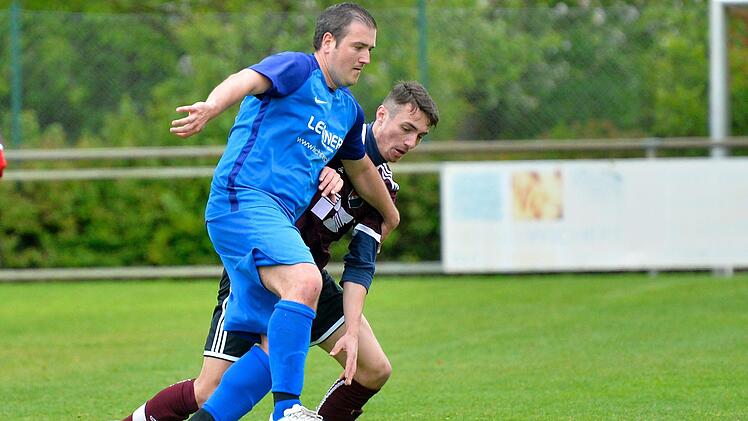 Die Walsdorfer um Spielertrainer Marcel Kutzelmann (links) lie&szlig;en dem SV Wachenroth keine Chance. Foto: Picturedreams