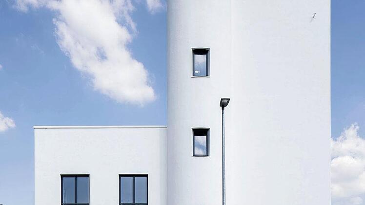Der Flugplatztower aus den 1920-er Jahren wurde zum Treffpunkt im neuen Würzburger Stadtteil Hubland umgebaut. Architektur: Florian Nagler Architekten, München. Besichtigung: Sonntag, 30. Juni, 14.15 bis 15.30 Uhr, Rottendorfer Straße 71. Stefan Müller-Neumann