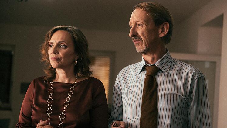 Brigitte (Marion Niederländer) und Bestatter Franz (Gilbert von Sohlern) sind nicht begeistert, dass ihr Sohn nach Amerika verreisen will. Das kostet eine Menge Geld. Foto: Daniel Tkatsch