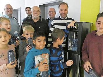 Ab sofort k&ouml;nnen die Sch&uuml;ler der Johann-Peter-Wagner-Grund- und Mittelschule Obertheres ihr gesundes Pausengetr&auml;nk am neuen Wasserspender selbst zapfen.  Foto: Christian Licha